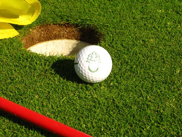 Golfball mit Loch